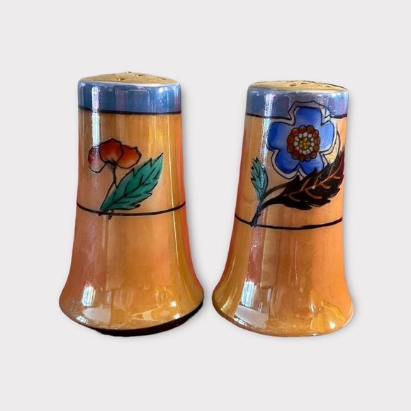 Vintage | Cottagecore Floral Salt & Pepper Shakers - Picture 4 of 6